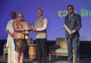 Nagroda dla prof. Moniki Browarczyk za wybitne osiągnięcia w propagowaniu literatury hindi