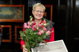 Wyróżnienie dla prof. Nicole Nau za zasługi w zakresie tłumaczenia i popularyzacji literatury łotewskiej w Niemczech